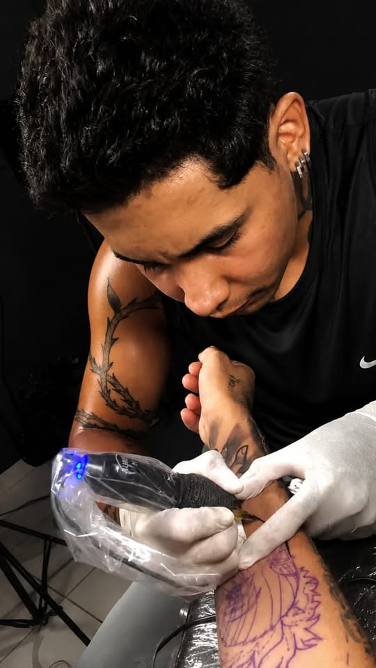 Tatuador trabalhando